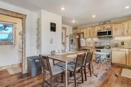 Cabin~Views~Heart Of Town~W&D~Fireplace~Kitchen Вудленд Парк Экстерьер фото