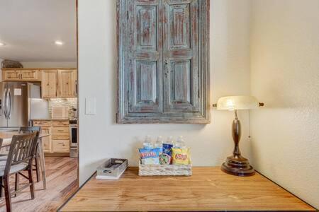 Cabin~Views~Heart Of Town~W&D~Fireplace~Kitchen Вудленд Парк Экстерьер фото